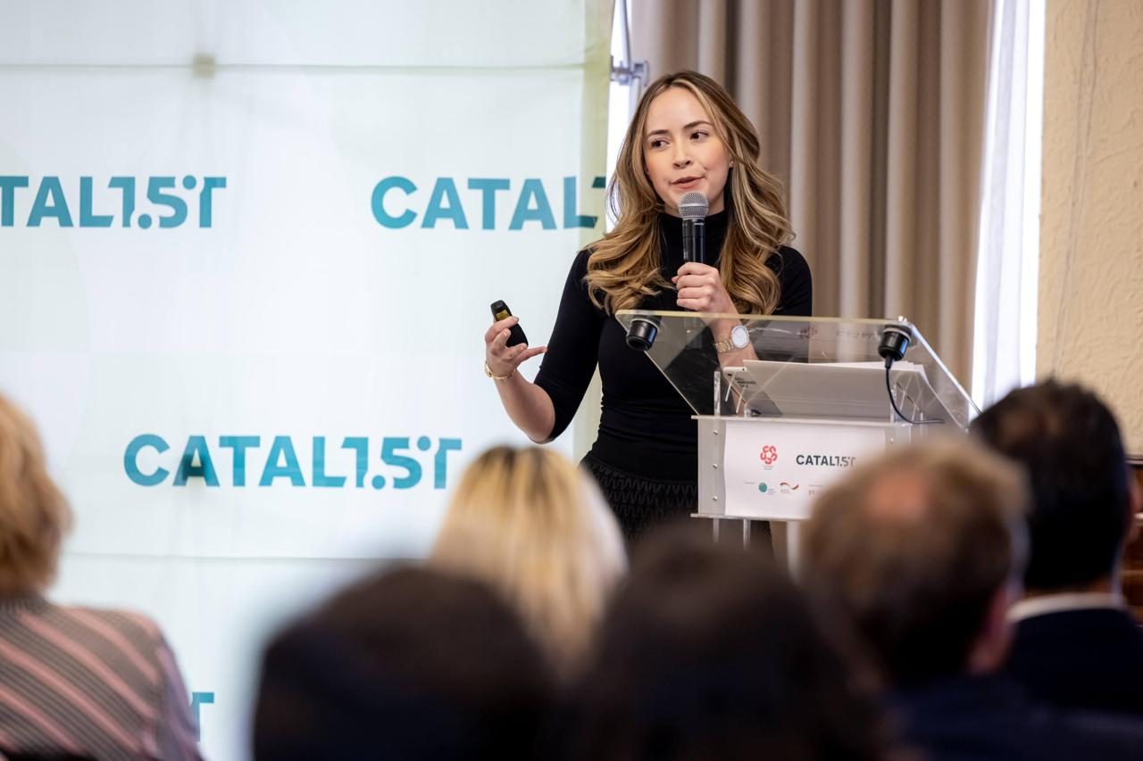 Laura Carrión Rivas habla desde el podio de CATAL1.5°T ante el público